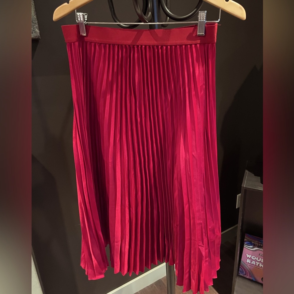H&M NWT red pleated midi shiny skirt size 12, has a sheen but not satin